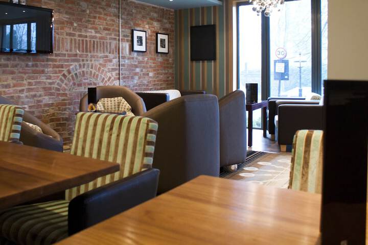 Lounge 102 of 147