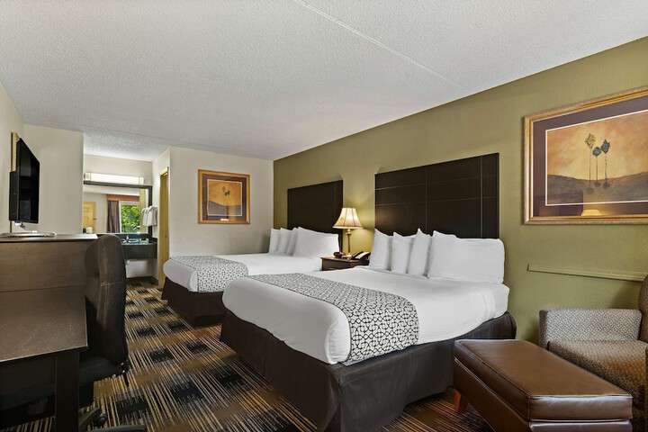 2 Queen Beds Microwave and Refrigerator WiFi Continental Breakfast (19 of 19)