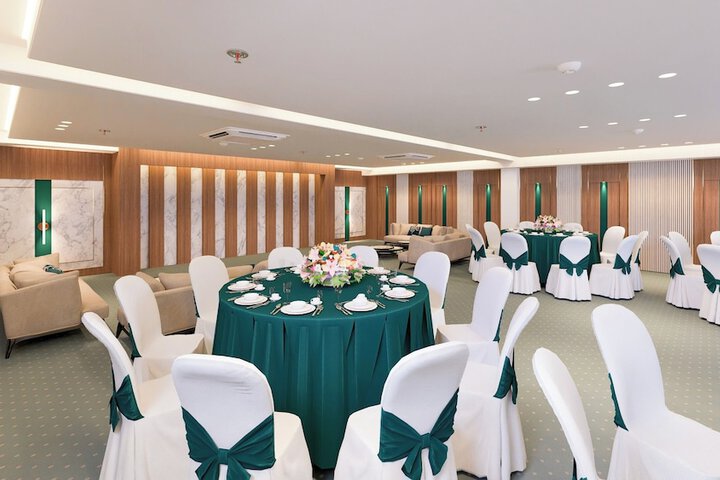 Ballroom/Hall 16 of 23