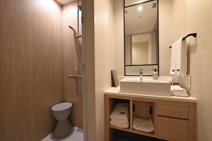 Room 83 of 121