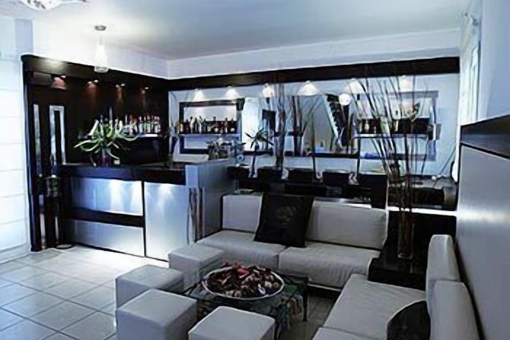 Lounge 22 of 24