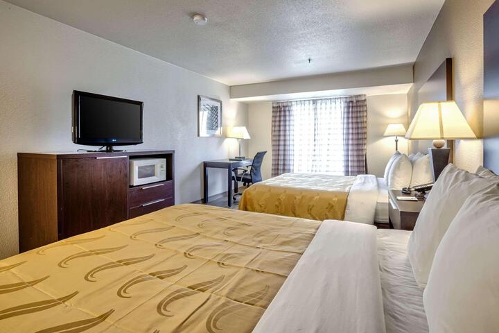 2 Queen Beds (5 of 7)