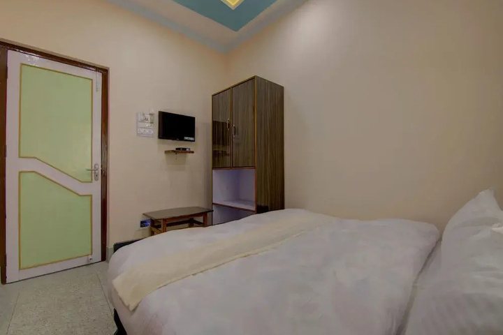 Room 6 of 15