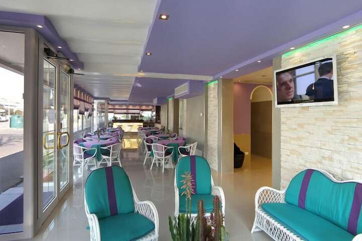 Lounge 72 of 87