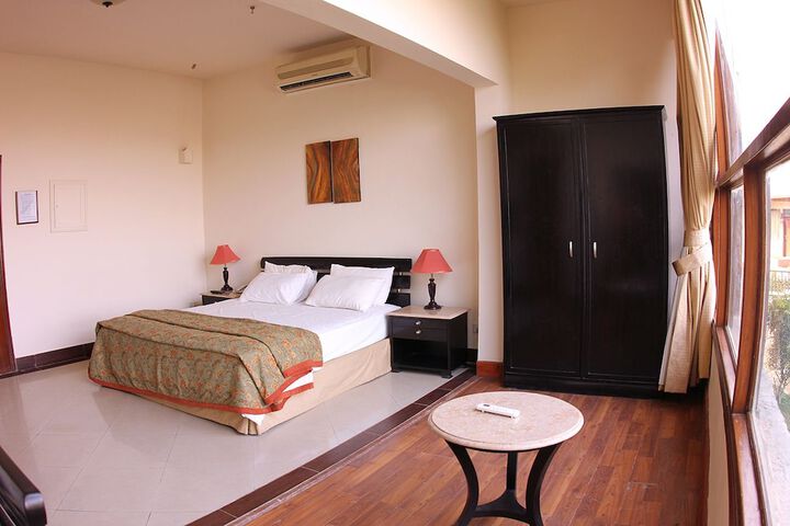 Room 5 of 98