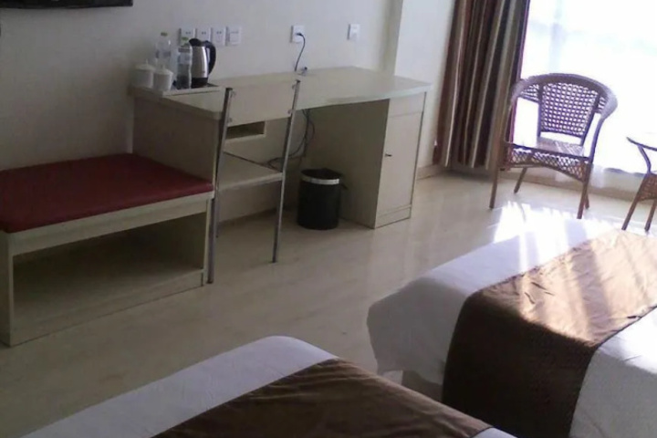 Room 6 of 13