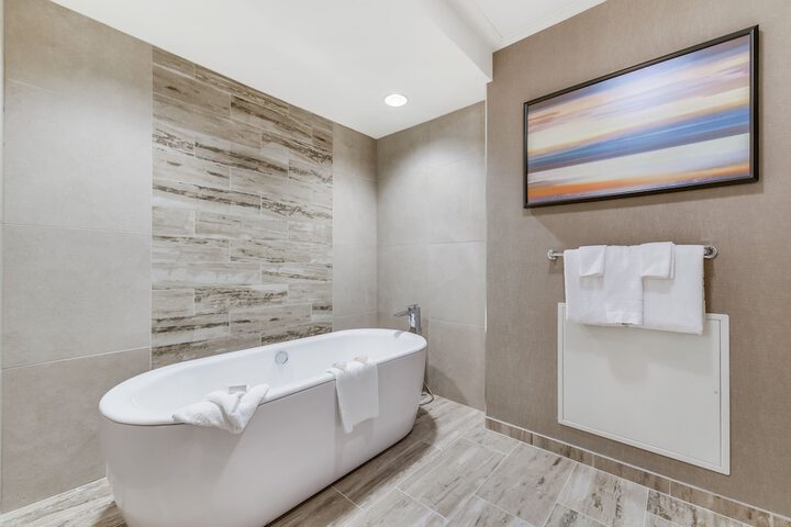 Deep soaking bathtub