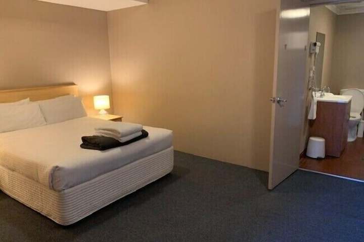 Room 27 of 128
