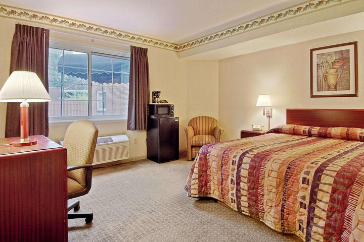1 Queen Bed (7 of 7)