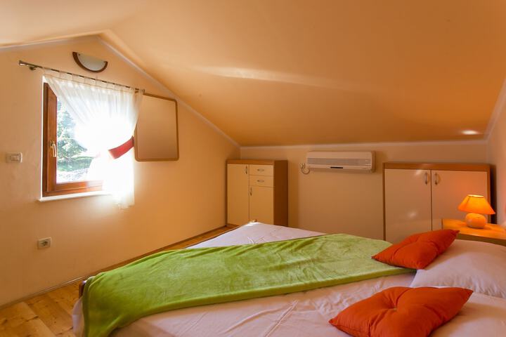 Room 3 of 40
