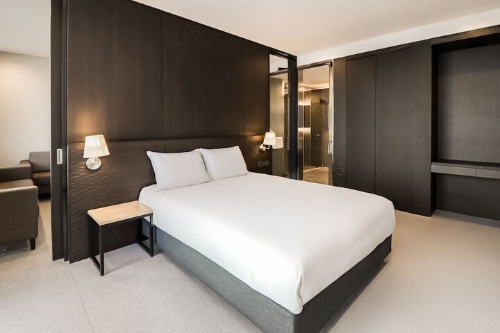 Room 15 of 48
