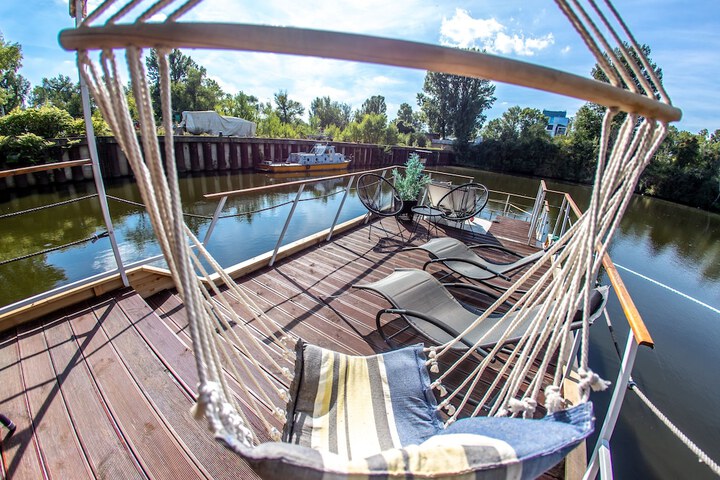 Sundeck 46 of 60