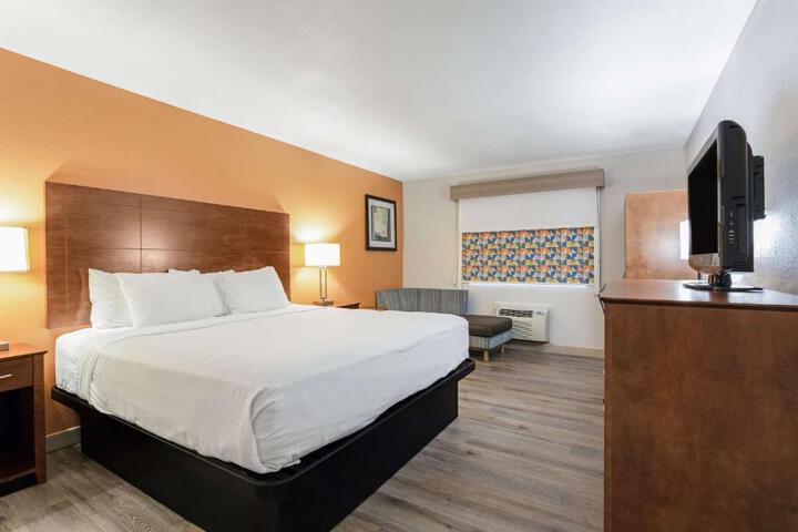 1 King Bed High Speed Internet Accessible Microwave and Refrigerator, Coffee Maker, Hairdryer Iron and Ironing Board Continental Breakfast (9 of 18)