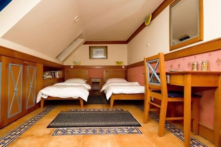 Room 16 of 40