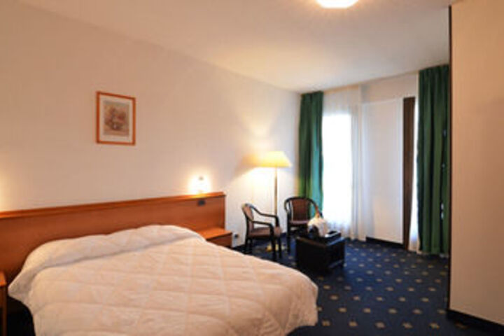Room 12 of 50