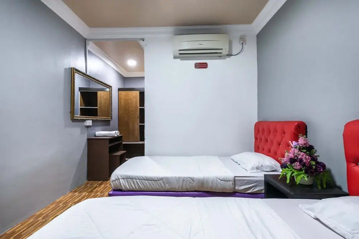 Room 6 of 13