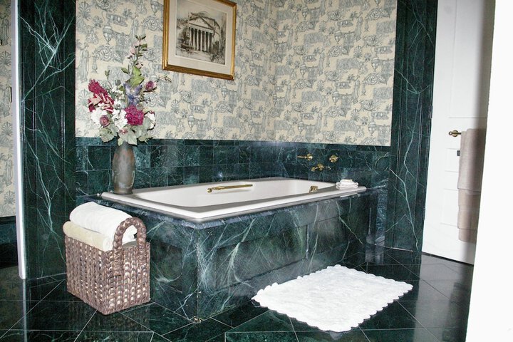 Deep soaking bathtub