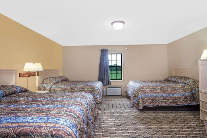 2 Double Beds (12 of 13)