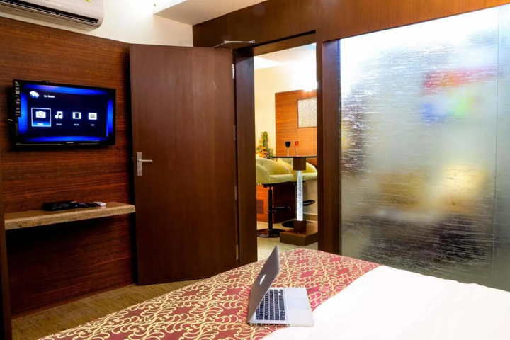 Room 4 of 11