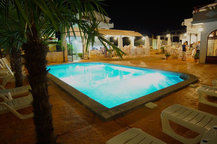 Pool 40 of 52