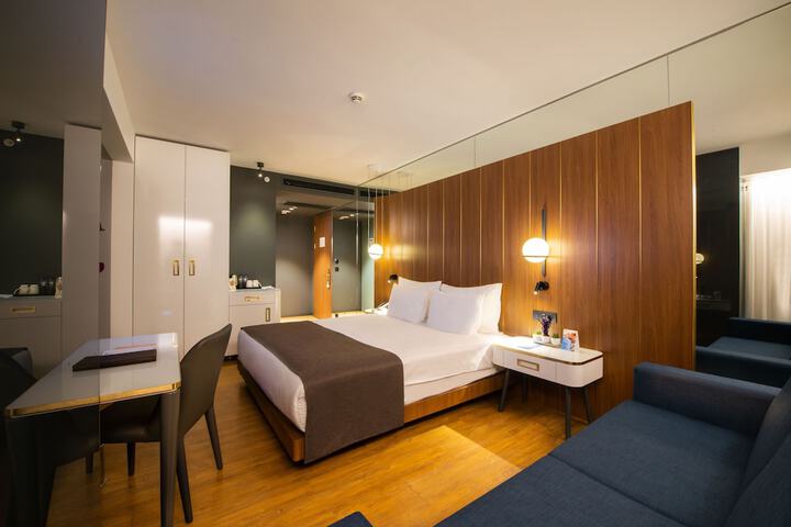 Room 28 of 104