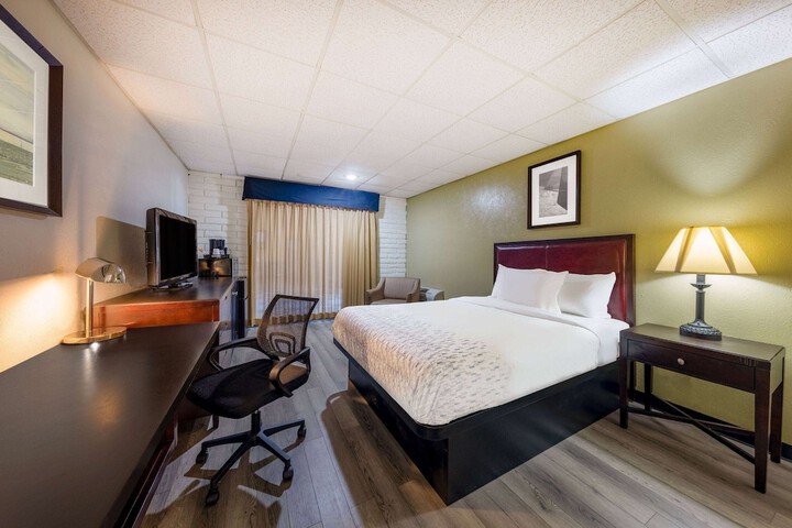 1 Queen Bed (5 of 10)