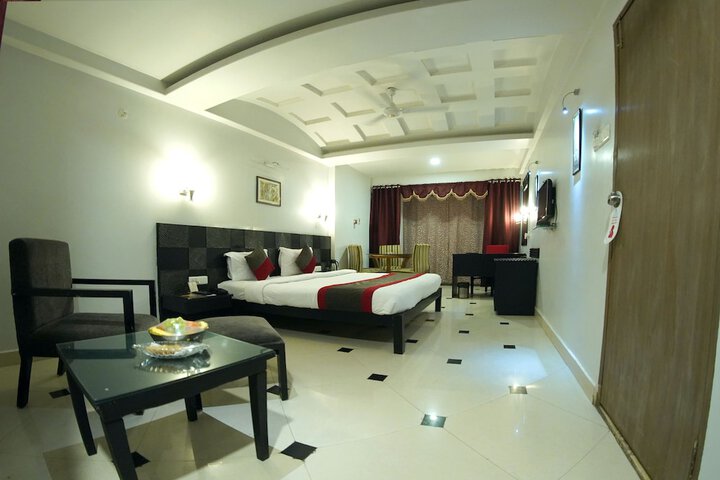 Room 8 of 16
