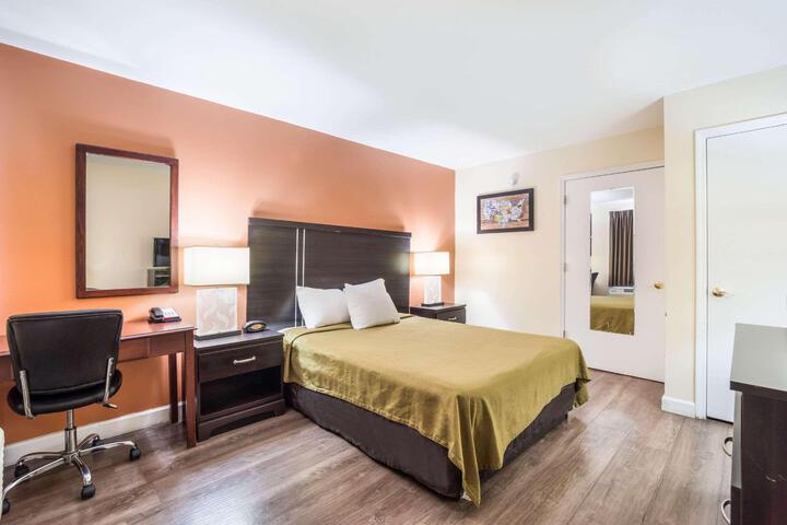 1 King Bed (4 of 6)