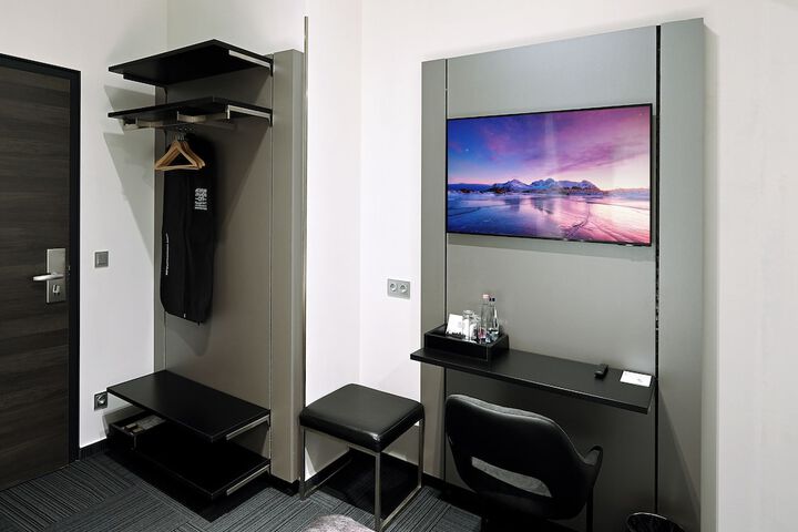 Room 9 of 33