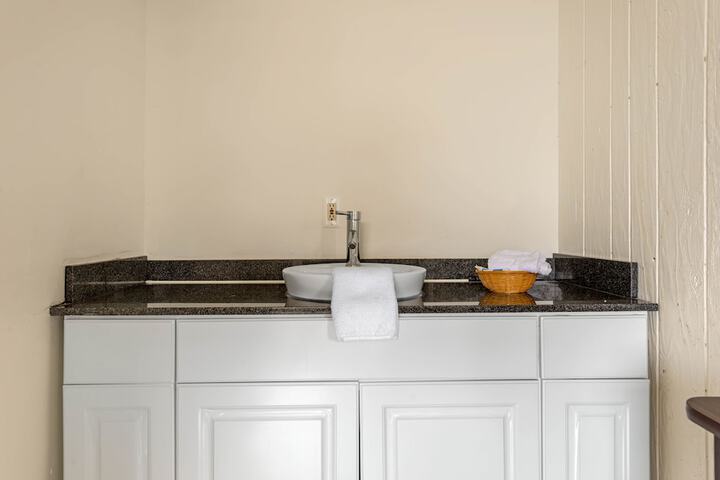 2 Bedrooms Premium Suite 1 Queen and 2 Double Beds Private Bathroom (12 of 15)