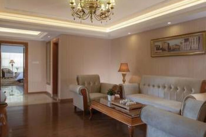 Room 4 of 8