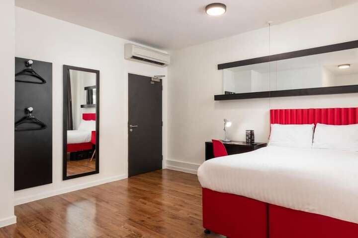 Room 10 of 14