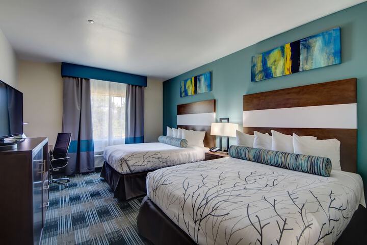 2 Queen Beds (8 of 12)