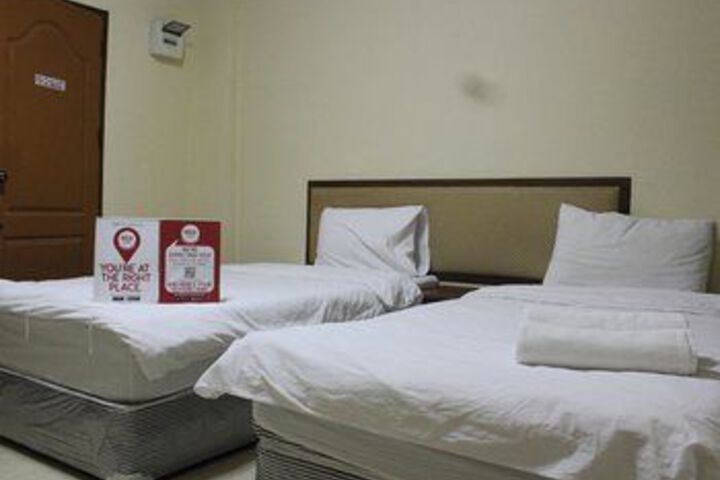 Room 8 of 33