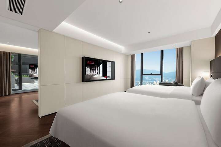 Room 8 of 82