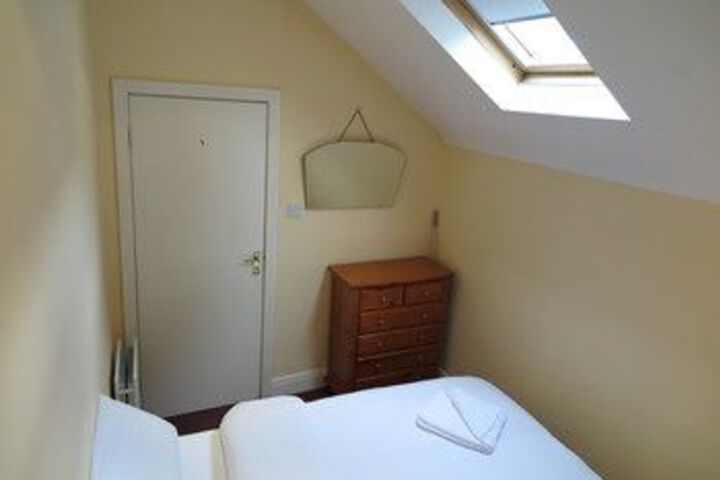 Room 8 of 40