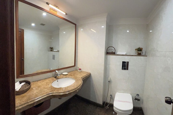 Room 93 of 164