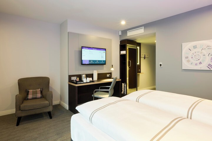Room 6 of 45