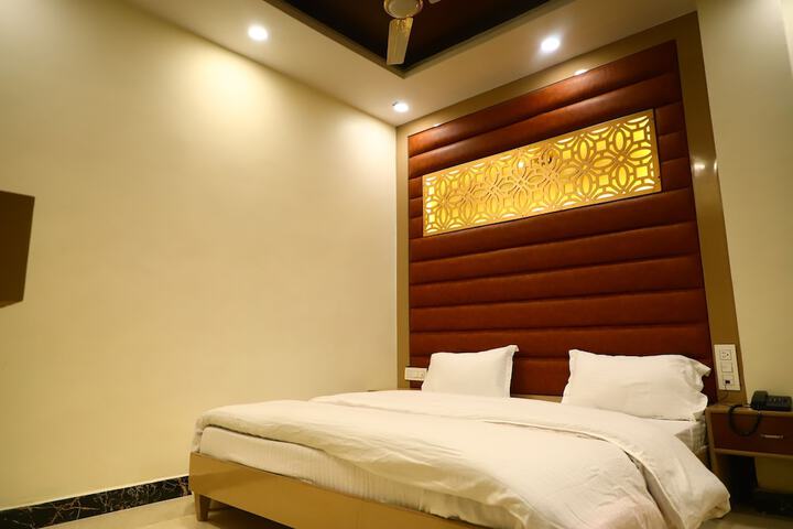 Room 6 of 18