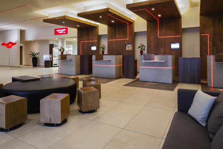 Entrance & Lobby