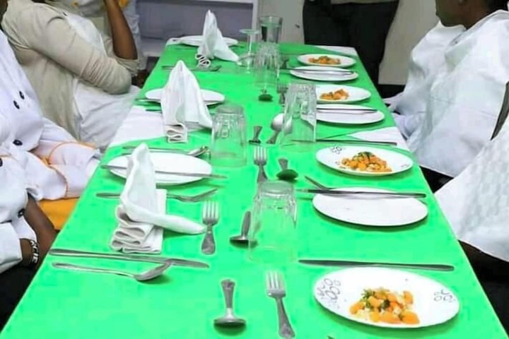 Dining 12 of 26