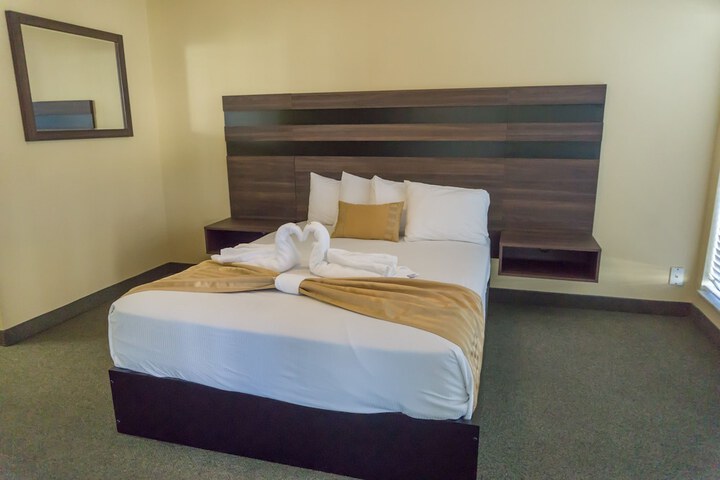 Quadruple Queen Size Bed (3 of 9)