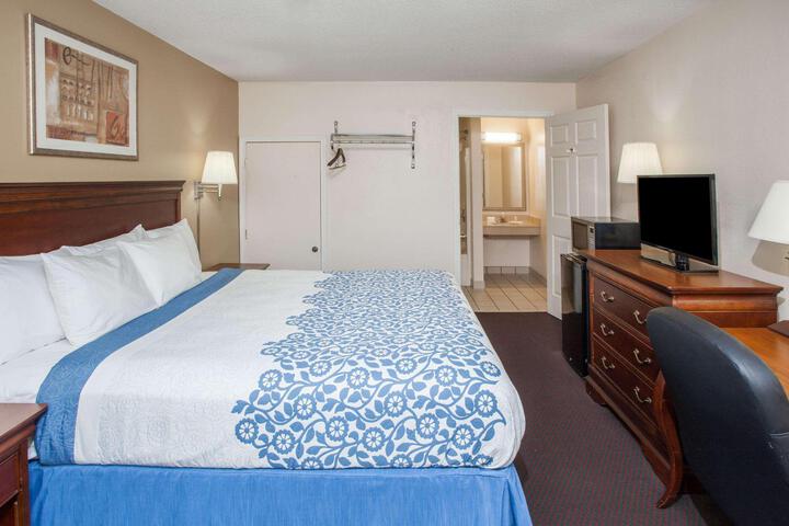 1 King Bed (3 of 9)