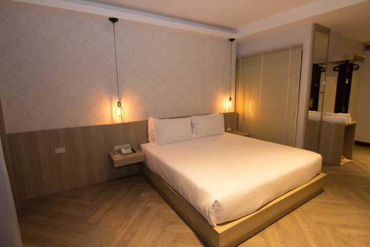 Room 8 of 48