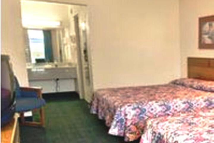 2 Queen Beds (3 of 10)