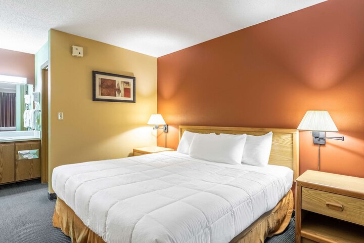 1 King Bed (15 of 15)