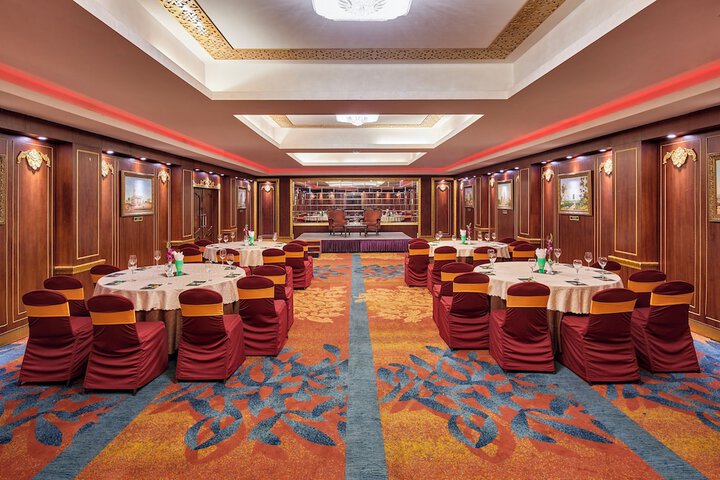 Ballroom/Hall 37 of 48