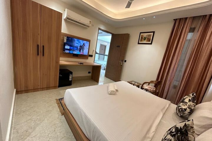 Room 4 of 10
