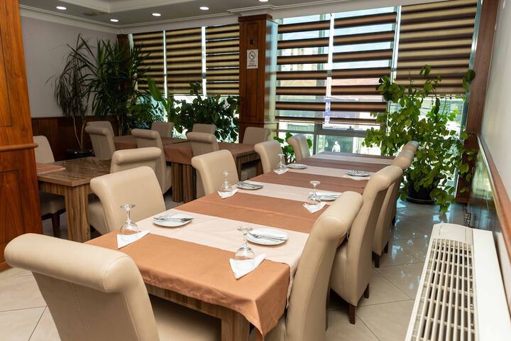 Dining 16 of 18