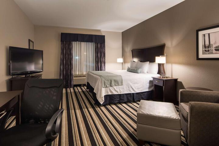 1 King Bed Microwave and Refrigerator Full Breakfast (7 of 10)
